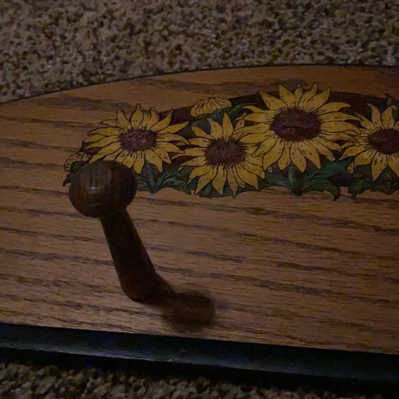 Wood wall coat rack-4 hooks hand carved daisies - Picture 12 of 12